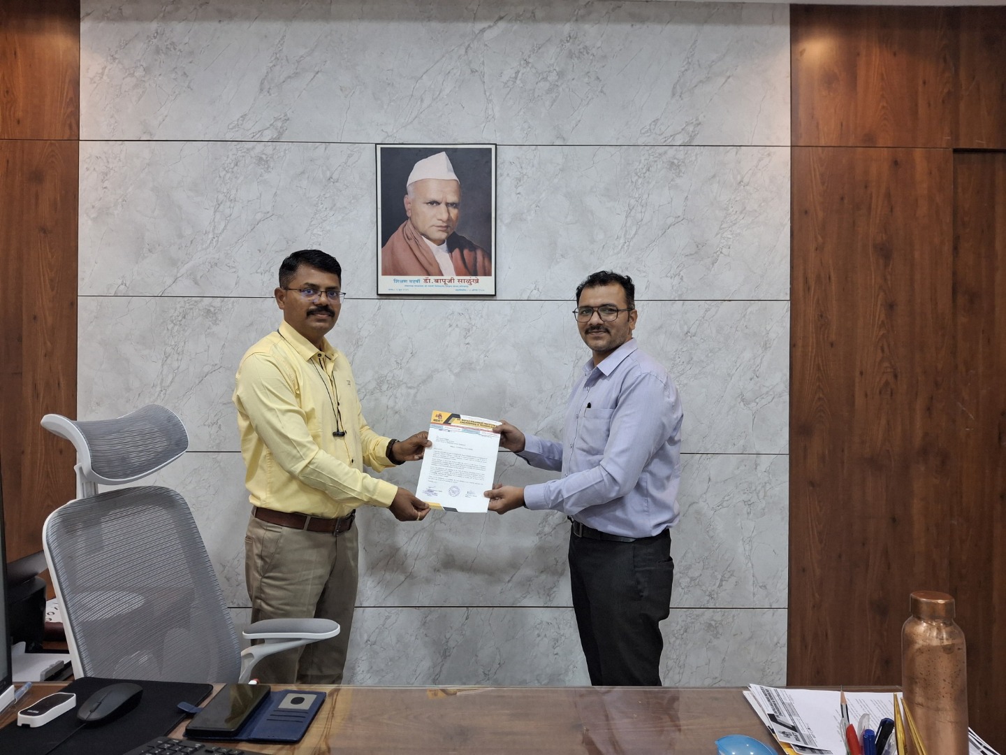 Principal Sir presenting appreciation letter to Professor Deepak Mahajan.jpeg Principal Sir presenting appreciation letter to Professor Deepak Mahajan.jpeg